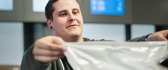 Collaborateur avec sac en plastique Collaborateur avec sac en plastique